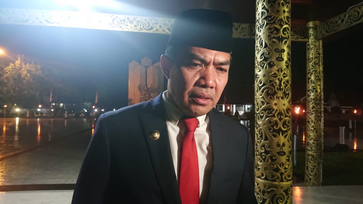 Wali Kota Samarinda Andi Harun saat menghadiri apel kehormatan dan renungan suci di Taman Makam Pahlawan Samarinda.