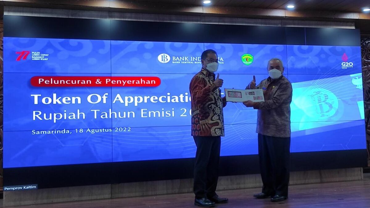 Gubernur Isran Noor menerima set uang kertas spesial tahun kelahirannya dari Bank Indonesia, Kamis (18/8/2022). (Apr/Klausa.co)