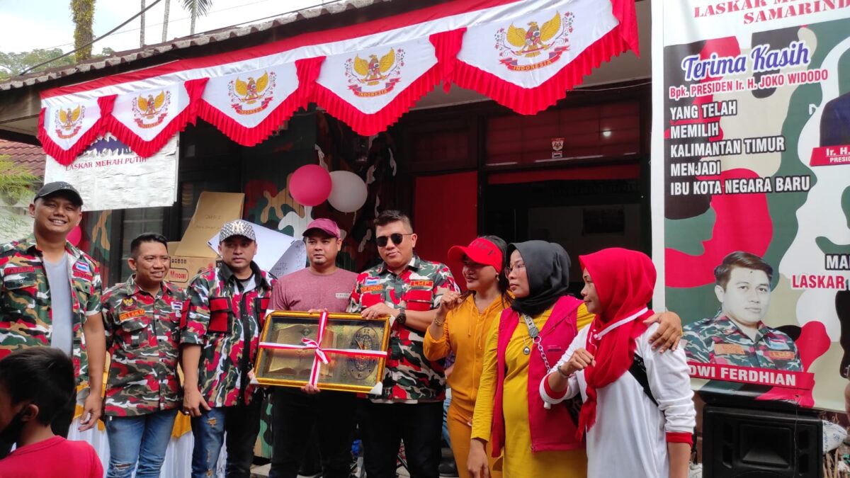 Ketua Laskar Merah Putih Markas Cabang Kota Samarinda Dwi Ferdian saat menyerahkan hadiah secara simbolis kepada pemenang lomba 17 Agustus, di Markas LMP jalan Ade Irma Suyani, Kota Samarinda. (Apr/Klausa.co)