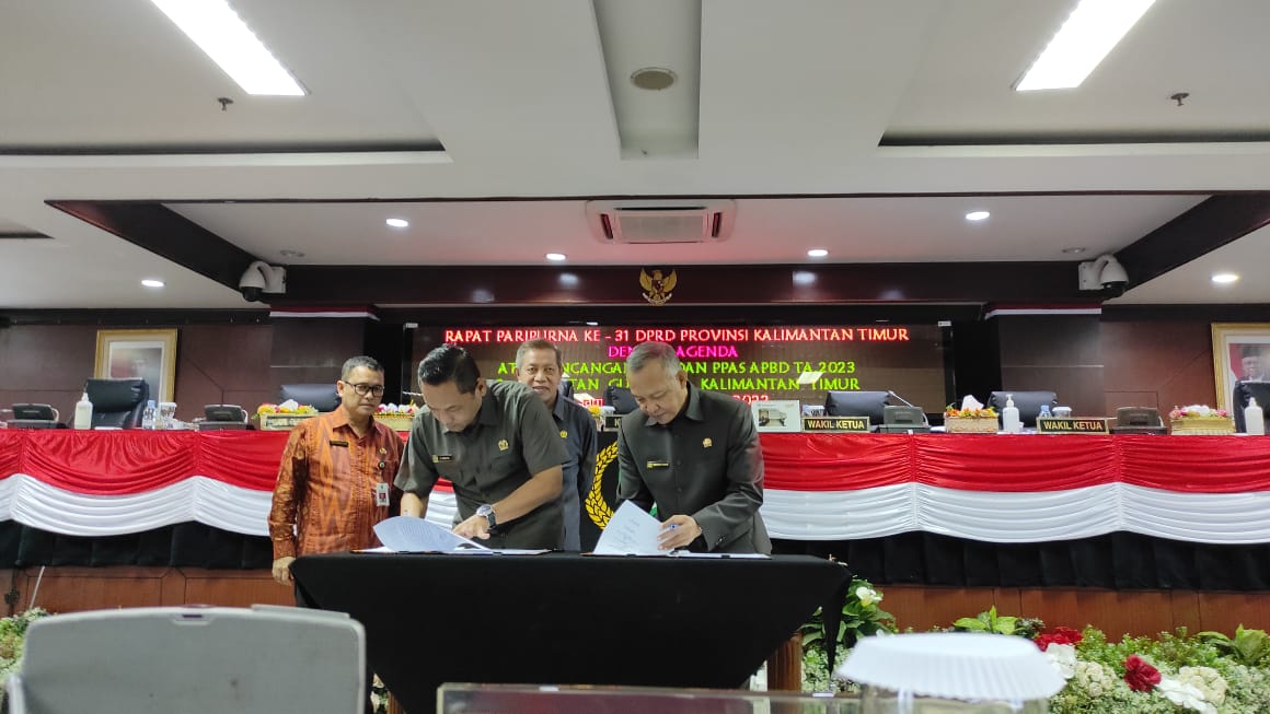 Wakil Ketua DPRD Kalimantan Timur Dapil Kutai Kartanegara Muhammad Samsun saat menandatangani Perubahan Rancangan APBD Tahun Anggaran 2023 sebesar Rp15,1 triliun, Jumat (19/8/2022). (Kanan depan) (Ist)
