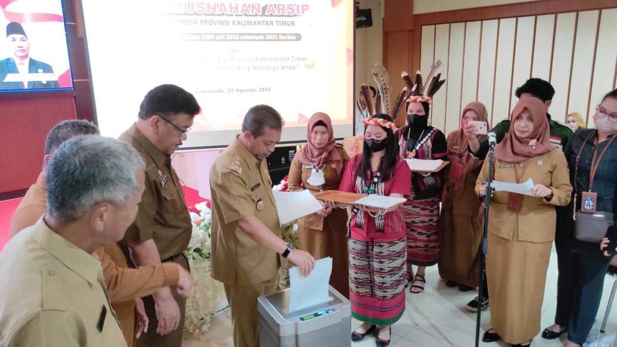 Wakil Gubernur Hadi Mulyadi saat melakukan pemusnahan arsip milik Bappeda Kaltim (Apr/Klausa.co)