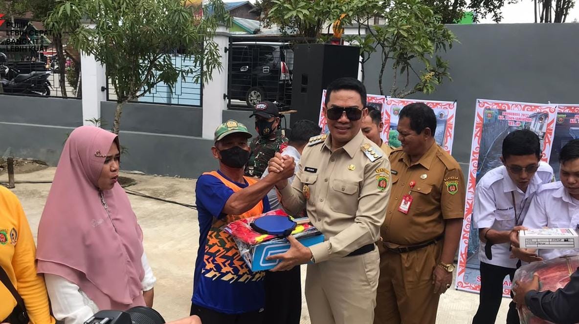Andi Harun saat menyerahkan sembako secara simbolis kepada warga. (Istimewa)