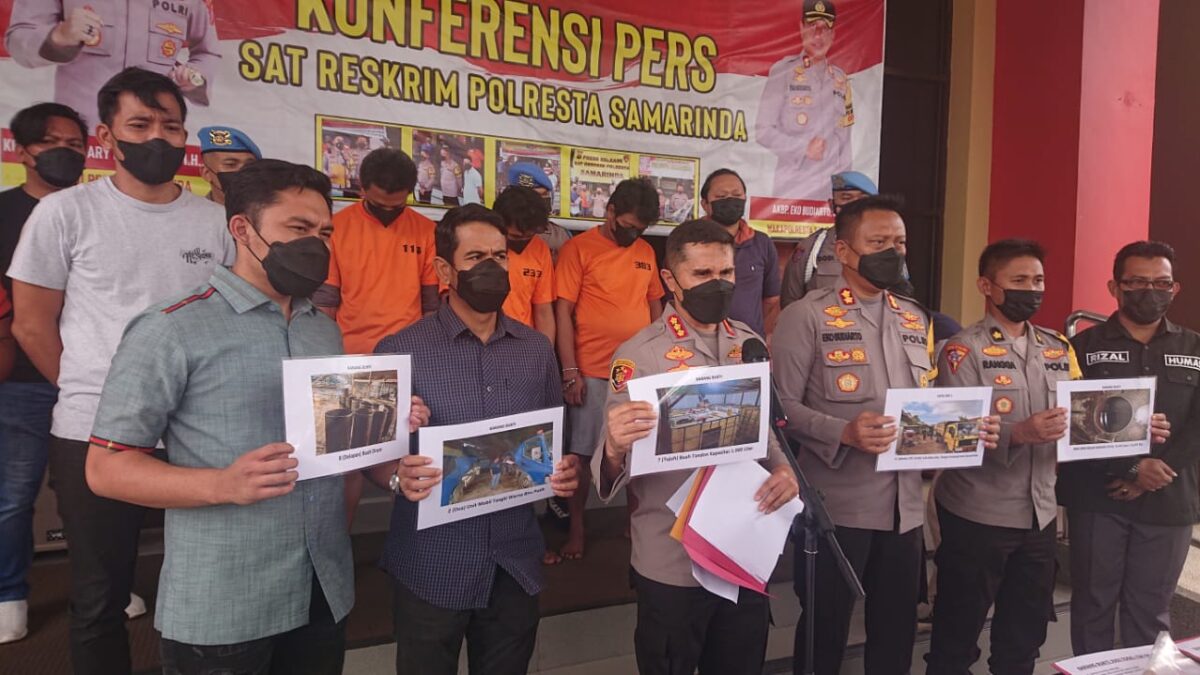 Kombes Pol Ary Fadli saat menunjukkan bukti penimbunan 5,4 ton solar subsidi. (Istimewa)