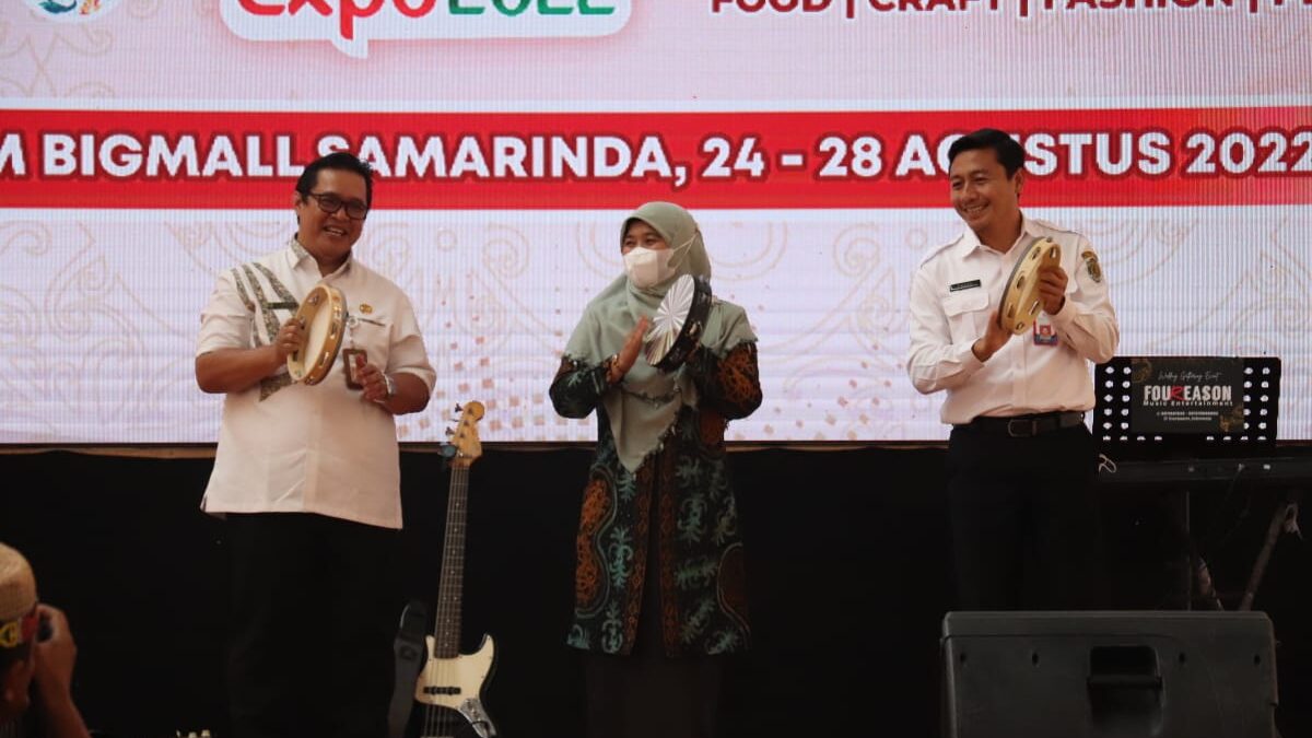 Staf Ahli Bidang Sumber Daya Alam, Perekonomian Daerah dan Kesejahteraan Rakyat Christianus Benny (kiri) membuka Kaltim Expo 2022 di Atrium Bigmall Samarinda. (ist)