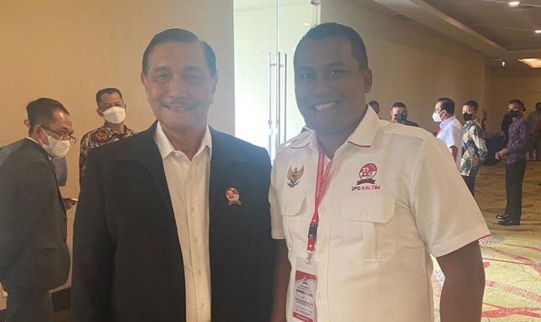 Ketua DPD PBL Kaltim Thomas Novi Handriawan bersama Ketua Dewan Pembina DPP PBL Jenderal TNI (Purn) Luhut Binsar Panjaitan dalam agenda Rapimnas di Jakarta. (Foto : Istimewa)