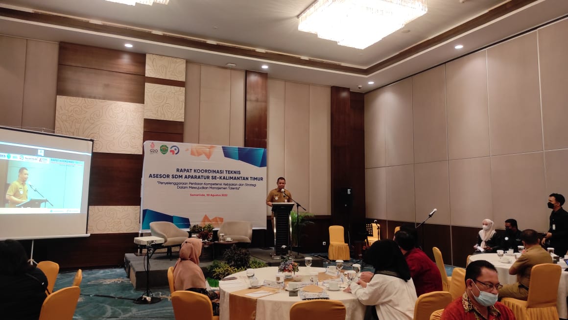 Kepala BKD Kaltim Deni Sutrisno mewakili Wakil Gubernur Hadi Mulyadi membuka Rapat Koordinasi Teknis Asesor SDM Aparatur se-Kalimantan Timur. (Apr/Klausa.co)