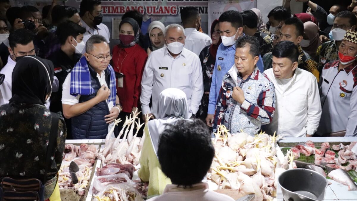 Gubernur Isran Noor saat mendampingi Mendag Zulkifli Hasan mengunjungi Pasar Merdeka Kota Samarinda. (Ist)
