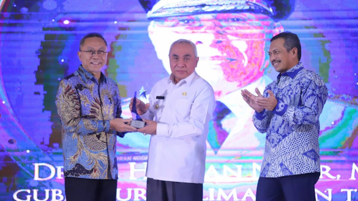 Mendag Zulkifli Hasan (kiri) didampingi Direktur Jenderal Perlindungan Konsumen dan Tertib Niaga Ferry Anggoro (kanan) saat memberikan penghargaan Perlindungan Konsumen kepada Gubernur Isran Noor (tengah) (Ist)