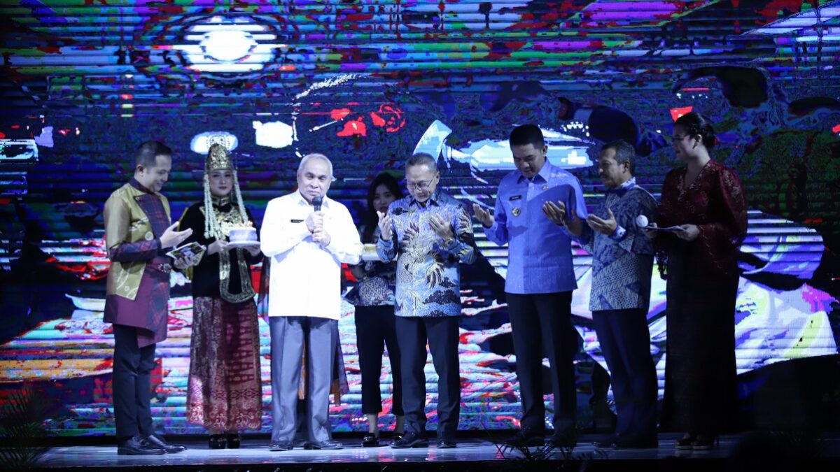 Gubernur Kalimantan Timur Isran Noor didampingi Wali Kota Andi Harun memberikan doa terbaik di Hari Ulang Tahun Menteri Perdagangan Republik Indonesia Zulkifli, Rabu (31/8/2022).