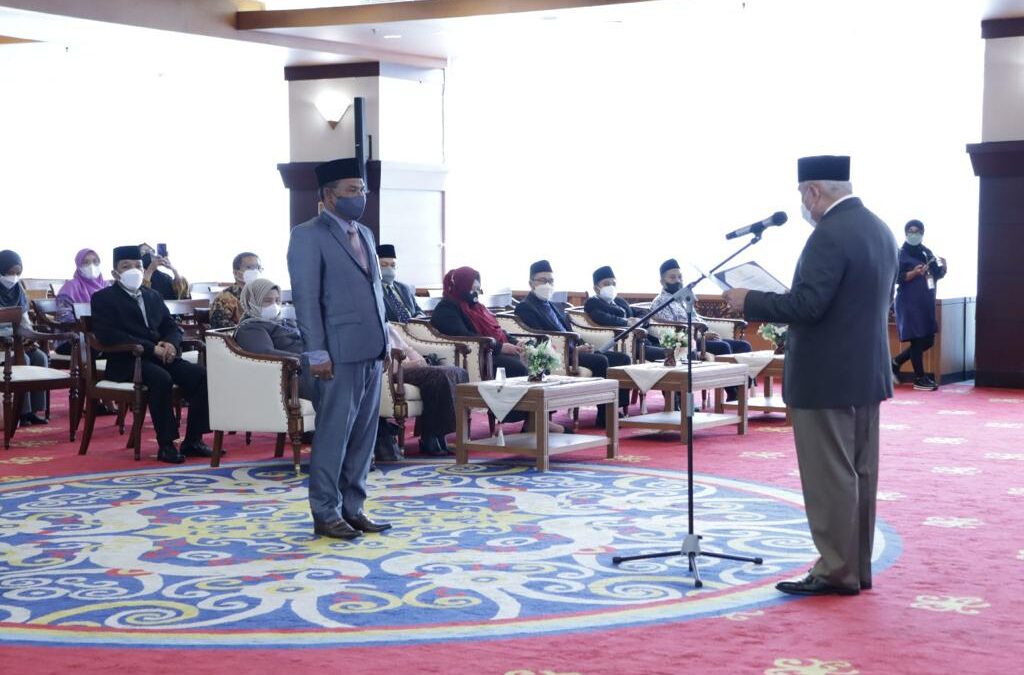 Gubernur Isran Noor saat melantik Sunarto sebagai Kepala Perwakilan BKKBN Kaltim yang baru, Kamis (14/7/2022).