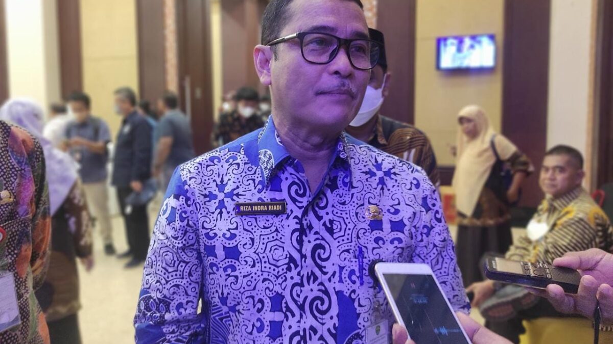Penjabat Sekretaris Daerah Provinsi Kaltim Riza Indra Riadi usai membuka Rapat Kerja Teknis Pemberdayaan Masyarakat Hukum Adat di Hotel Ballroom Hotel Aston Samarinda, Kamis (21/7/2022).