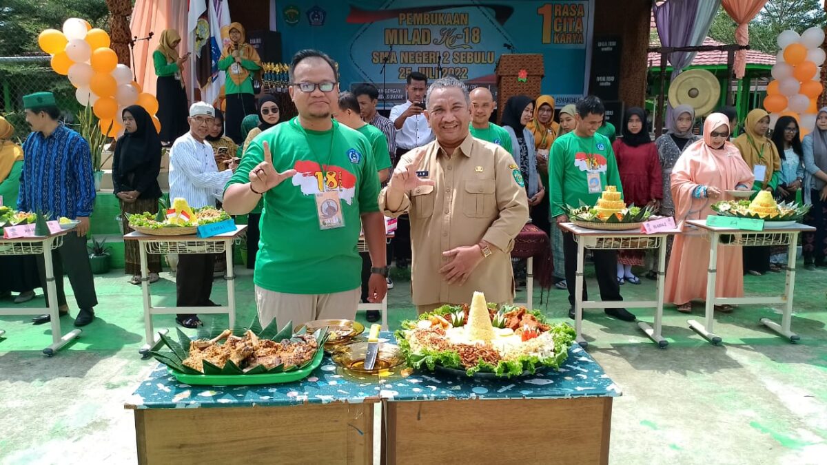Kepala Dinas Perpustakaan dan Kearsipan (DPK) Provinsi Kalimantan Timur Syafranuddin (kanan) saat menghadiri Pekan Milad ke-18 SMA Negeri 2 Sebulu, Kutai Kartanegara, Senin (25/7/2022). (Ist)