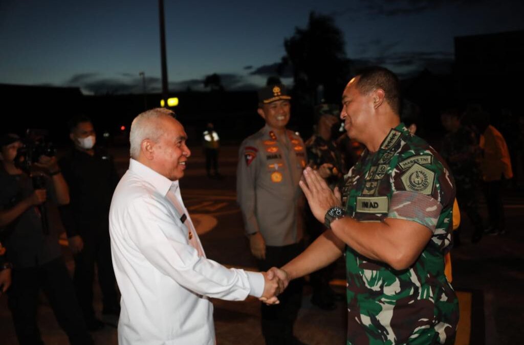 Gubernur Isran Noor melepas keberangkatan Panglima TNI Jenderal Andika Perkasa dan rombongan kembali ke Jakarta, Jumat (5/8/2022). (Ist)