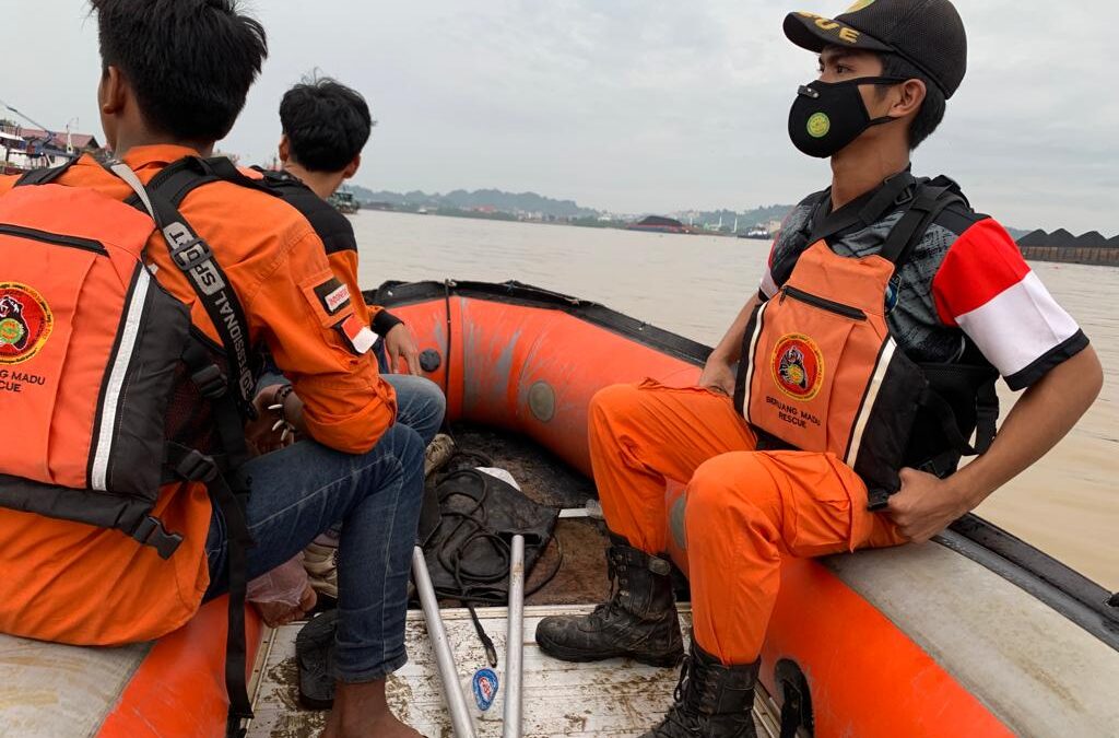 Proses pencarian Wahid (9) di perairan Sungai Mahakam, Sabtu (6/5/2022).