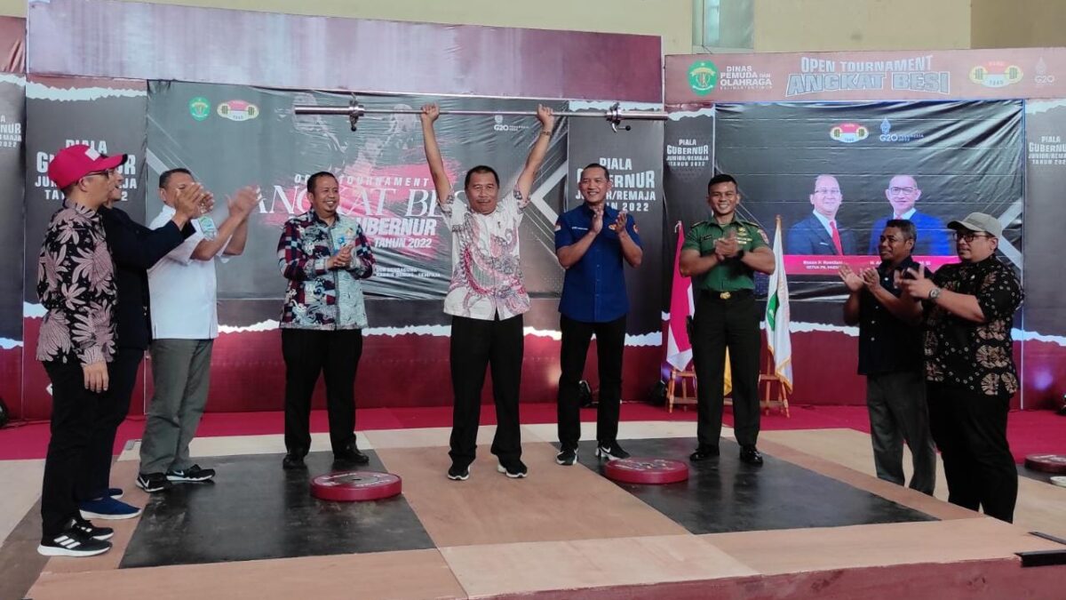 Kadispora Kaltim Agus Tiannur diwakili Kepala Bidang Peningkatan Prestasi Olahraga Masturi Akbar Tapippullah  membuka Open Tournament Angkat Besi Piala Gubernur, Kamis (11/8/2022).