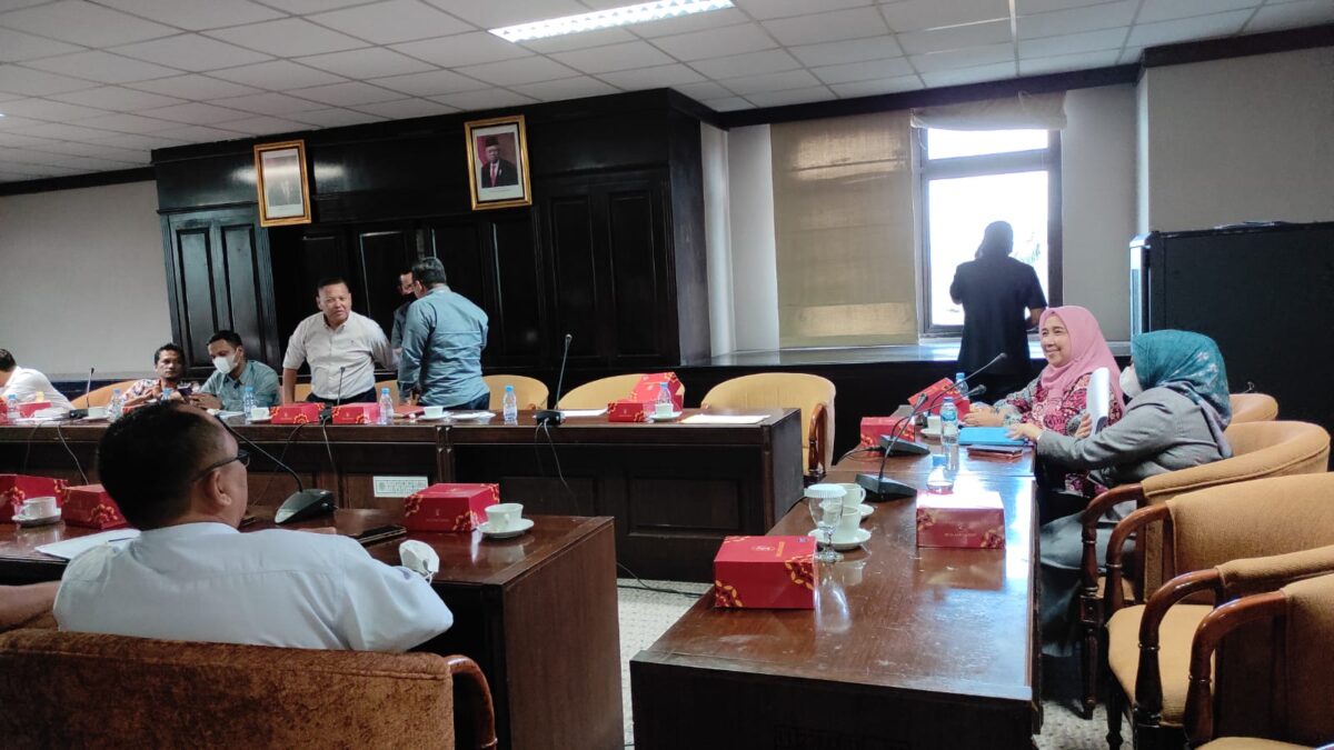 Suasana Rapat Dengar Pendapat Komisi Gabungan DPRD Kaltim terkait mekanisme pembentukan UPTD baru, di Gedung D Komplek DPRD Kaltim jalan Teuku Umar, Kota Samarinda pada Senin (22/8/2022). (Apr/Klausa.co)
