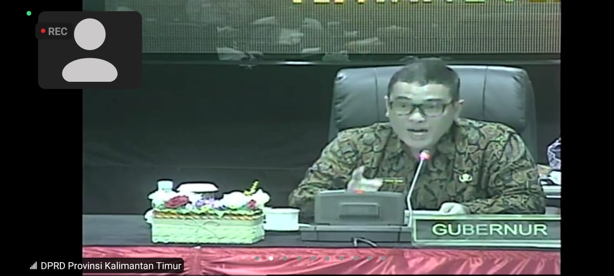 Pj Sekdaprov Kaltim Riza Indra Riadi saat mewakili Gubernur Isran Noor menjawab interupsi dari Anggota Fraksi Golkar DPRD Kaltim Salehuddin (Apr/Klausa.co)