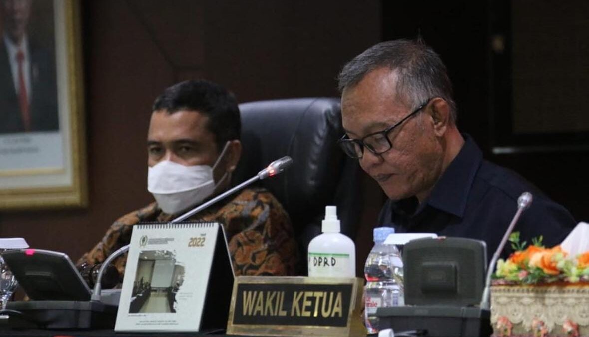 Pj Sekdaprov Kaltim Riza Indra Riadi (kiri) bersama Wakil Ketua DPRD Kaltim Muhammad Samsun (kanan) (Apr/Klausa.co)