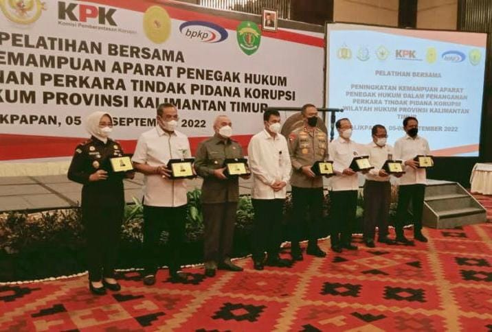 Gubernur Isran Noor foto bersama saat menghadiri pelatihan bersama APH di Hotel Novotel Balikpapan, Senin (5/9/2022) (ist)