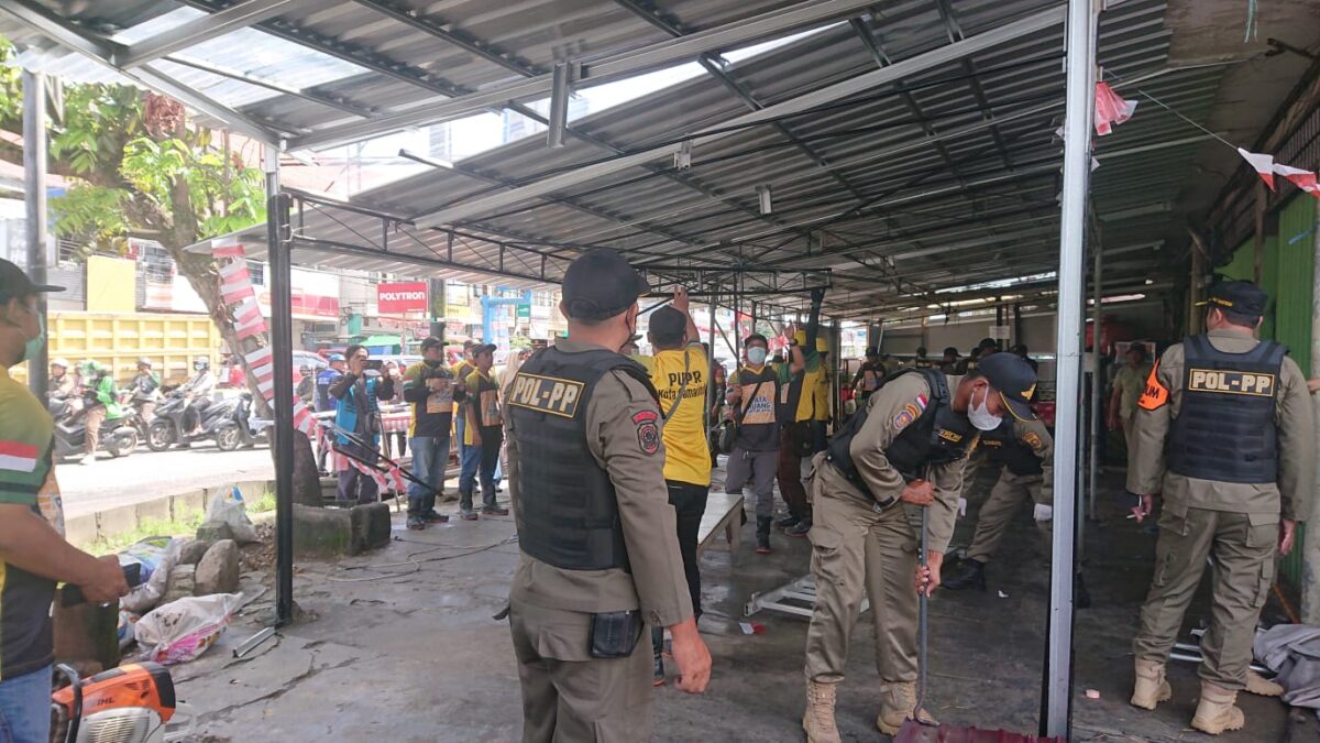 Suasana Pembongkaran Warung Makan Iga Bakar Sunaryo yang terletak di simpang empat jalan Ahmad Yani - Gatot Subroto, Selasa (6/9/2022).