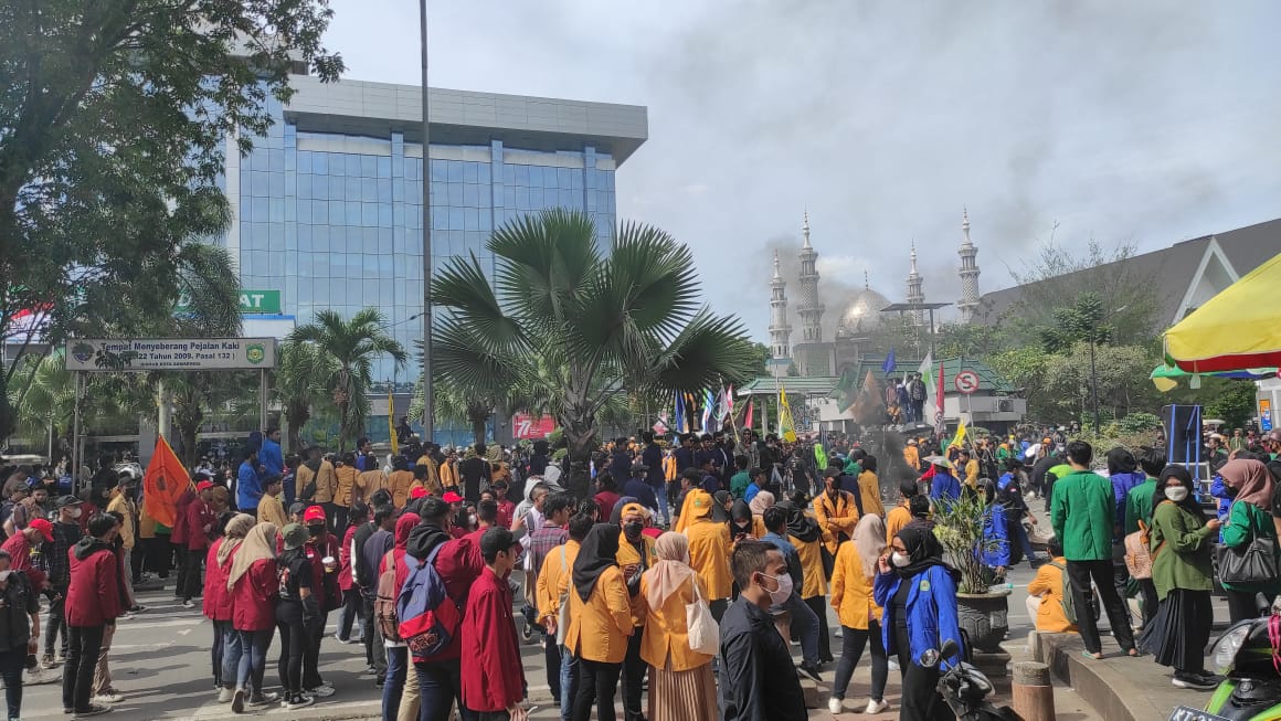 Suasana aksi demo kenaikan BBM Subsidi di depan Kantor Gubernur jalan Gajah Mada, Kota Samarinda.