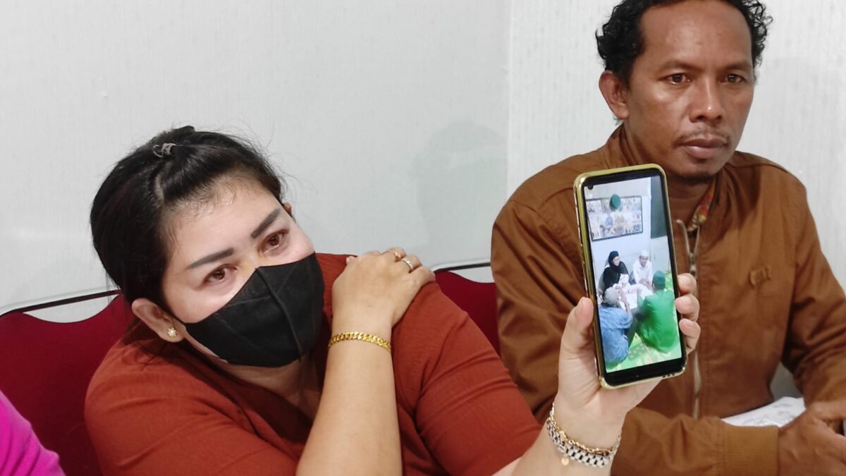 Theresya Mala Sudarju (kiri) saat melihatkan foto pernikahannya bersama ex Ketua PA Kota Samarinda (A).