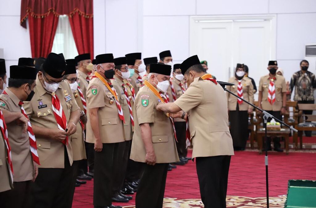 Ketua Kwartir Nasional Gerakan Pramuka Komjen Pol (Purn) Drs Budi Waseso saat melantik Gubernur Isran Noor sebagai Ketua Mabida Kaltim (ist)