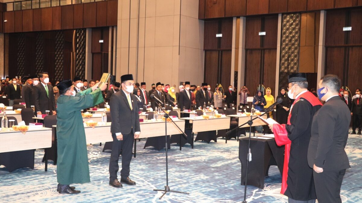 Prosesi pengambilan sumpah pengganti Ketua DPRD Kaltim sisa masa jabatan 2019-2024 (ist)