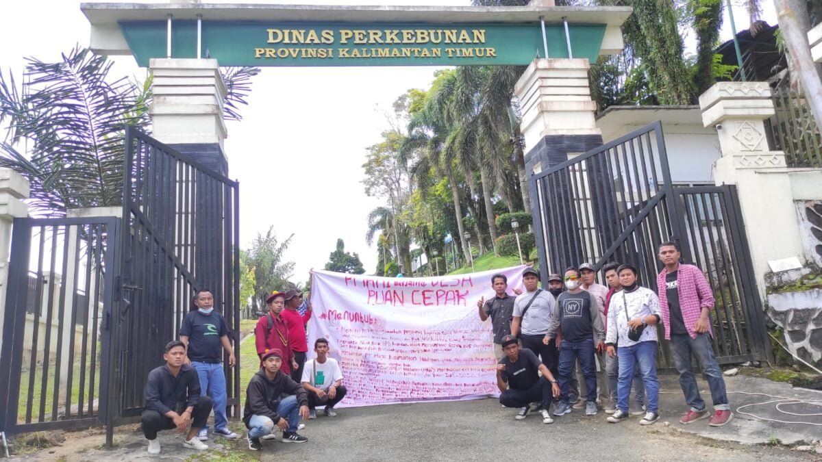Aksi dari PMKRI Cabang Kota Samarinda bersama masyarakat Desa Puan Cepak di depan Kantor Dinas Perkebunan Kalimantan Timur jalan MT Haryono, Kota Samarinda.