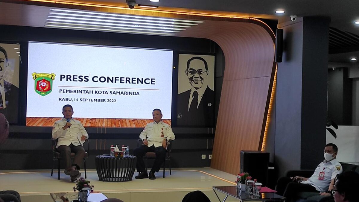 Wali Kota Samarinda Andi Harun saat melakukan konferensi pers bersama awak media di Anjungan Karangmumus Balaikota Samarinda (Apr/Klausa.co)