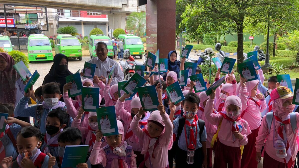 Kepala DPK Kaltim Syafranuddin saat menyambut 100 Anak TK Al-Azhar Kota Samarinda