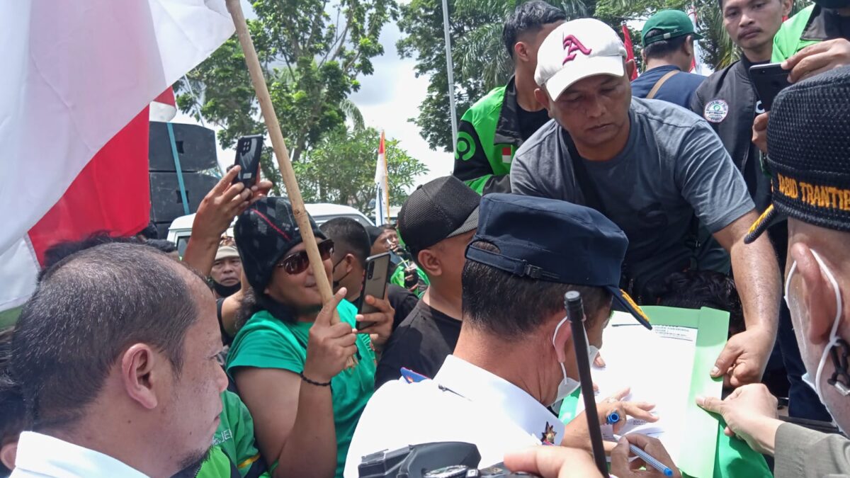 Pengemudi ojek online di Kota Samarinda saat melakukan aksi demonstrasi di depan Kantor Gubernur Kaltim, Jalan Gajah Mada, Samarinda.