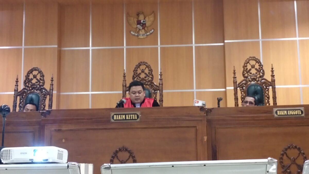 Majelis Hakim Pengadilan Negeri (PN) Samarinda saat membacakan amar putusan terhadap Abdul Gafur Mas'ud dan Nur Afifah Balqis yang masing-masing divonis hukuman pidana 5,6 dan 4,6 tahun penjara. (Foto : Istimewa)