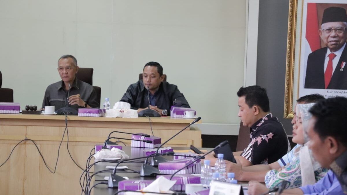 Wakil Ketua DPRD Kaltim Muhammad Samsun (kiri) bersama Wakil Ketua DPRD Kaltim Ir Seno Aji (kiri kedua).