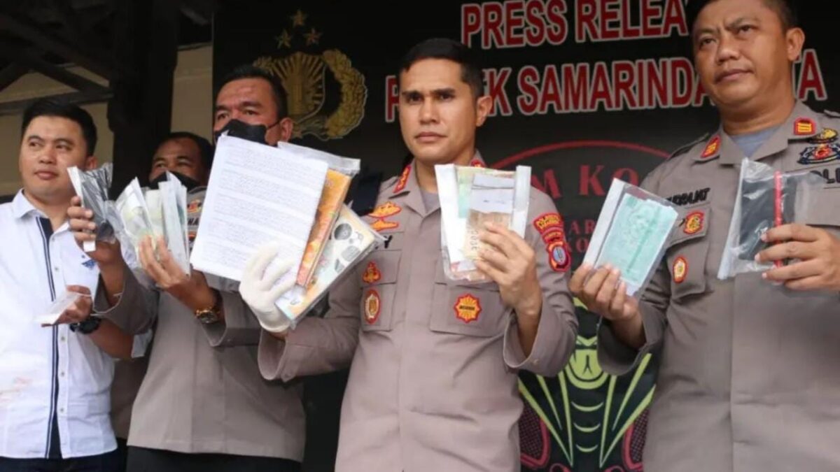 Kapolresta Samarinda Kombes Pol Ary Fadli saat menunjukkan barang bukti penjualan judi togel.
