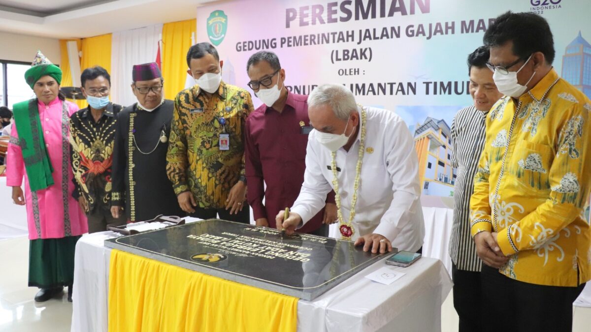 Gubernur Kalimantan Timur Isran Noor saat meresmikan Gedung LBAK Kaltim (ist)