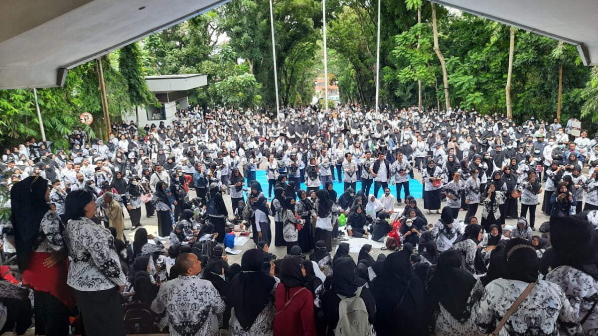 Ribuan guru di Samarinda saat gelar aksi unjuk rasa di depan Kantor Wali Kota pada Senin (3/10). (Foto : Istimewa)
