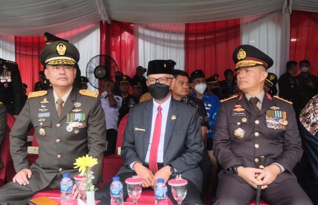 Wakil Ketua DPRD Provinsi Kalimantan Timur Muhammad Samsun saat menghadiri upacara peringatan HUT Tentara Nasional Indonesia ke-77 di Lapangan Makodam VI/Mulawarman jalan Jenderal Sudirman, Kota Balikpapan.