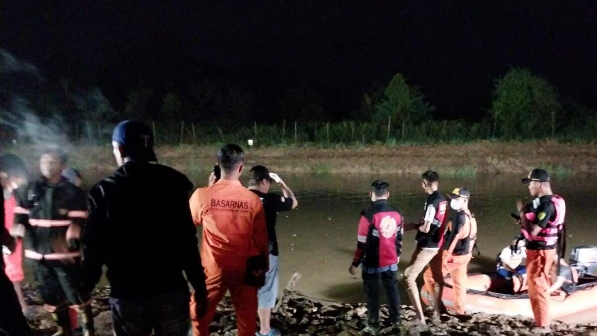 Proses evakuasi jasad Adly oleh Unit Siaga SAR Samarinda, Jum'at (7/10/2022) malam.
