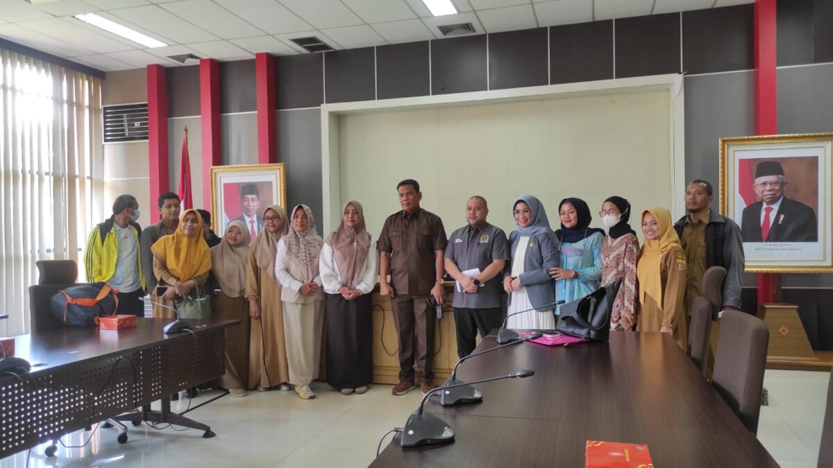 Komisi IV DPRD Provinsi Kalimantan Timur saat menerima audiensi dari perwakilan Forum Peduli Guru Kota Samarinda.