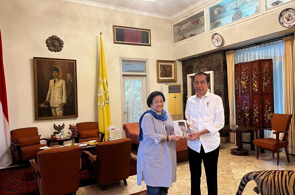 Ketua Umum PDI Perjuangan Megawati Soekarnoputri berdiskusi bersama Presiden Joko Widodo di Istana Batu Tulis, Bogor, Jawa Barat.