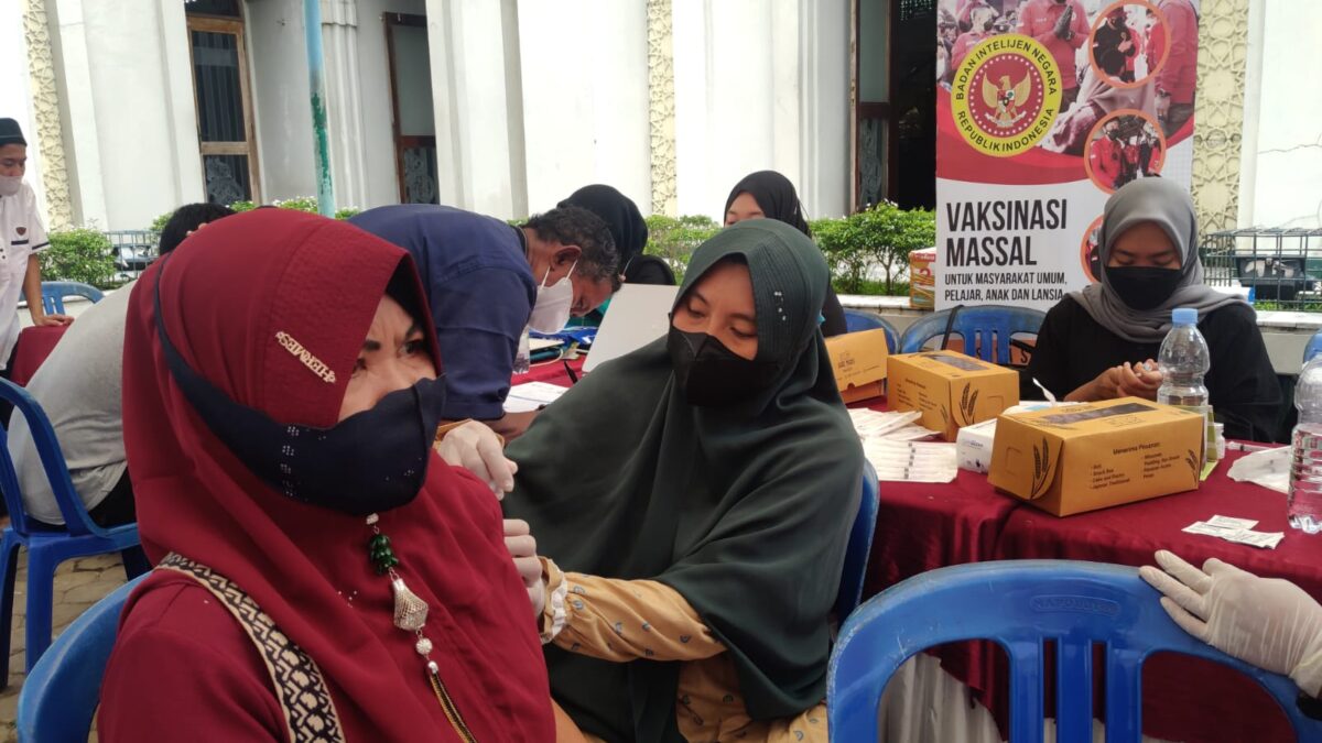 Suasana Vaksinasi Covid-19 di Masjid Raya Darussalam yang digelar BINDA Kaltim selama dua hari mulai tanggal 5 hingga 6 Oktober 2022.