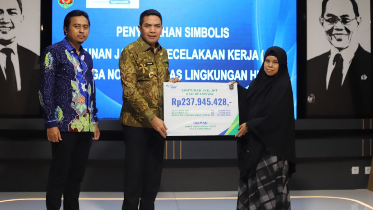 Walikota Samarinda, Andi Harun saat memberikan santunan