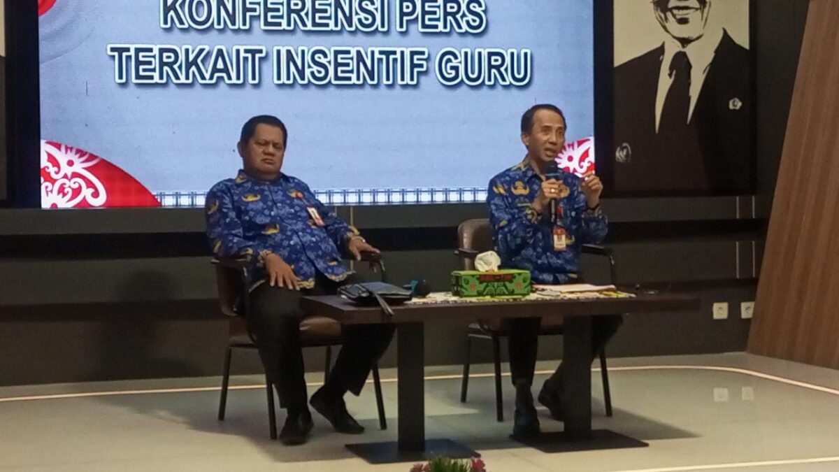 Konferensi Pers Terkait Insentif Guru di Anjungan Karangmumus (Sumber Foto: Klausa.co)