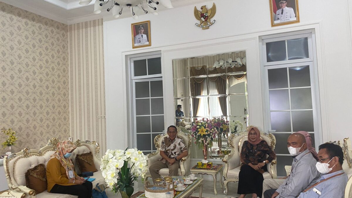 Wakil Wali Kota Samarinda Rusmadi Wongso saat menerima petugas BPS Samarinda di rumah jabatan wakil wali kota pada Jumat, (21/10/2022)
