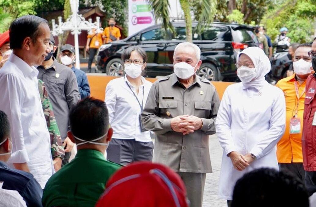 Gubernur Isran Noor mendampingi Presiden Republik Indonesia Joko Widodo memberikan bantuan sosial berupa uang tunai kepada 100 orang warga IKN.