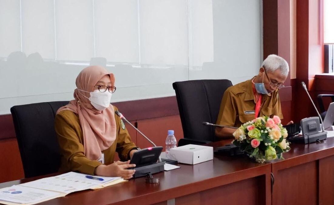 Sekretaris Daerah Provinsi Kalimantan Timur Sri Wahyuni turut hadir mengikuti rakor tersebut melalui zoom meeting di Lantai 2, Ruang Rapat Tepian 2, Kantor Gubernur Kaltim, jalan Gajah Mada, Kota Samarinda.