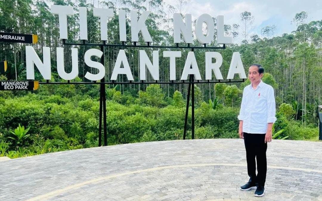 Presiden Joko Widodo meninjau pembangunan infrastruktur kawasan Ibu Kota Nusantara (IKN), di Kabupaten Penajam Paser Utara, Provinsi Kalimantan Timur, pada Selasa, 25 Oktober 2022. (Foto: BPMI Setpres/Laily Rachev)