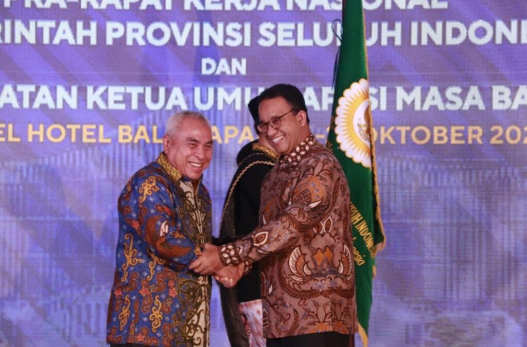 Anies Rasyid Baswedan menyerahkan bendera Asosiasi Pemerintah Provinsi Seluruh Indonesia (APPSI) kepada Gubernur Isran Noor, Rabu (26/10/2022).