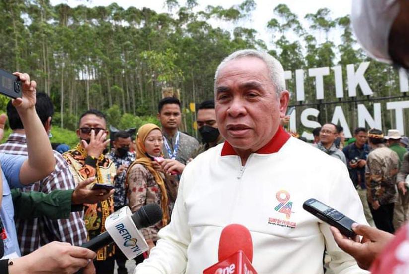 Gubernur Kaltim, Isran Noor, saat di wawancarai awak media